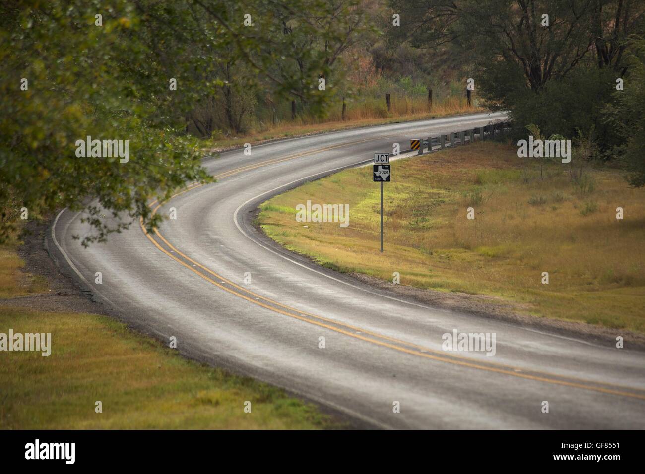 Seul un tronçon de l'autoroute à deux voies en milieu rural au Texas Banque D'Images