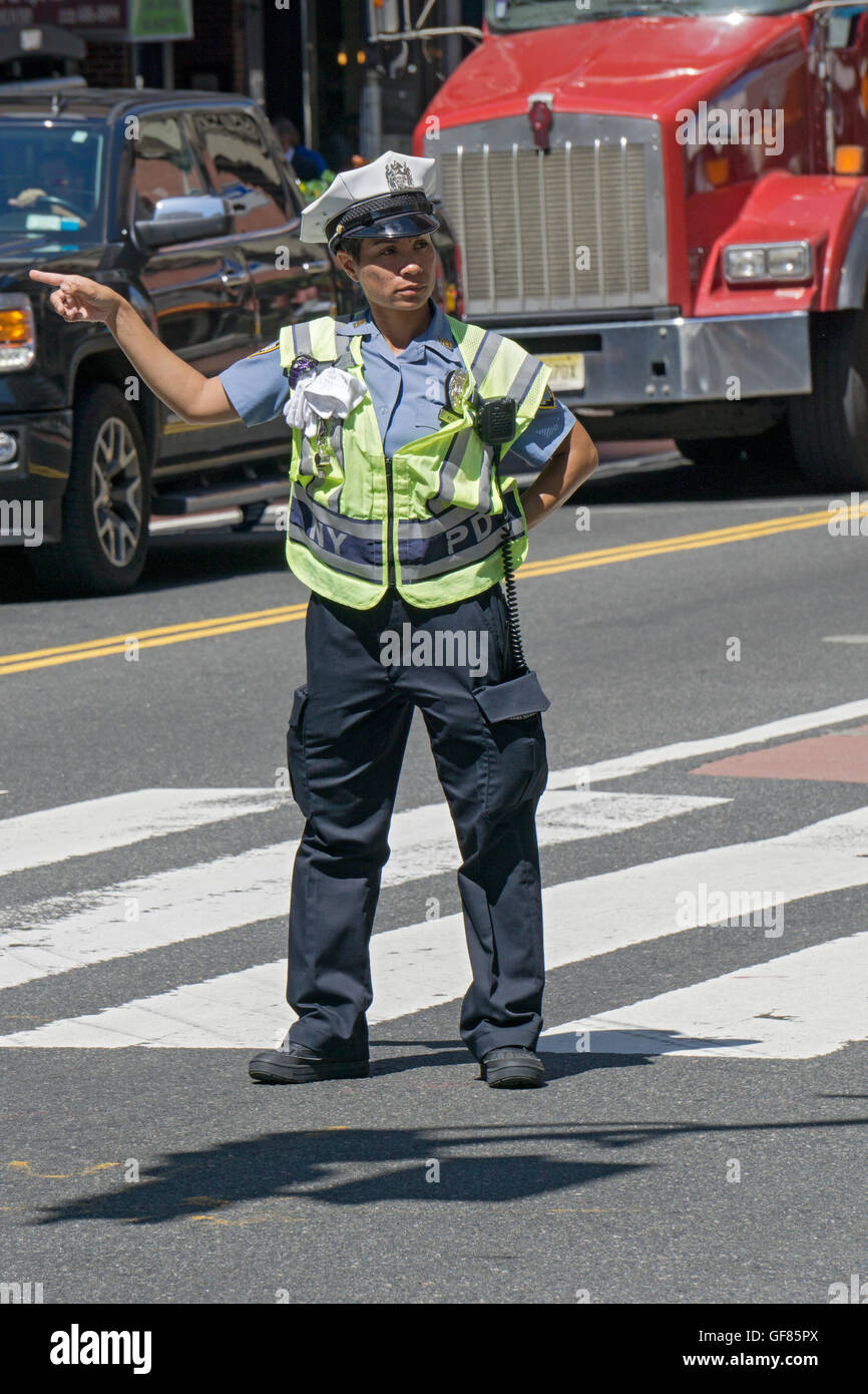 La ville de New York une femme agent de police de la circulation des voitures de direction à l'East 34th Street et Park Avenue, à New York. Banque D'Images