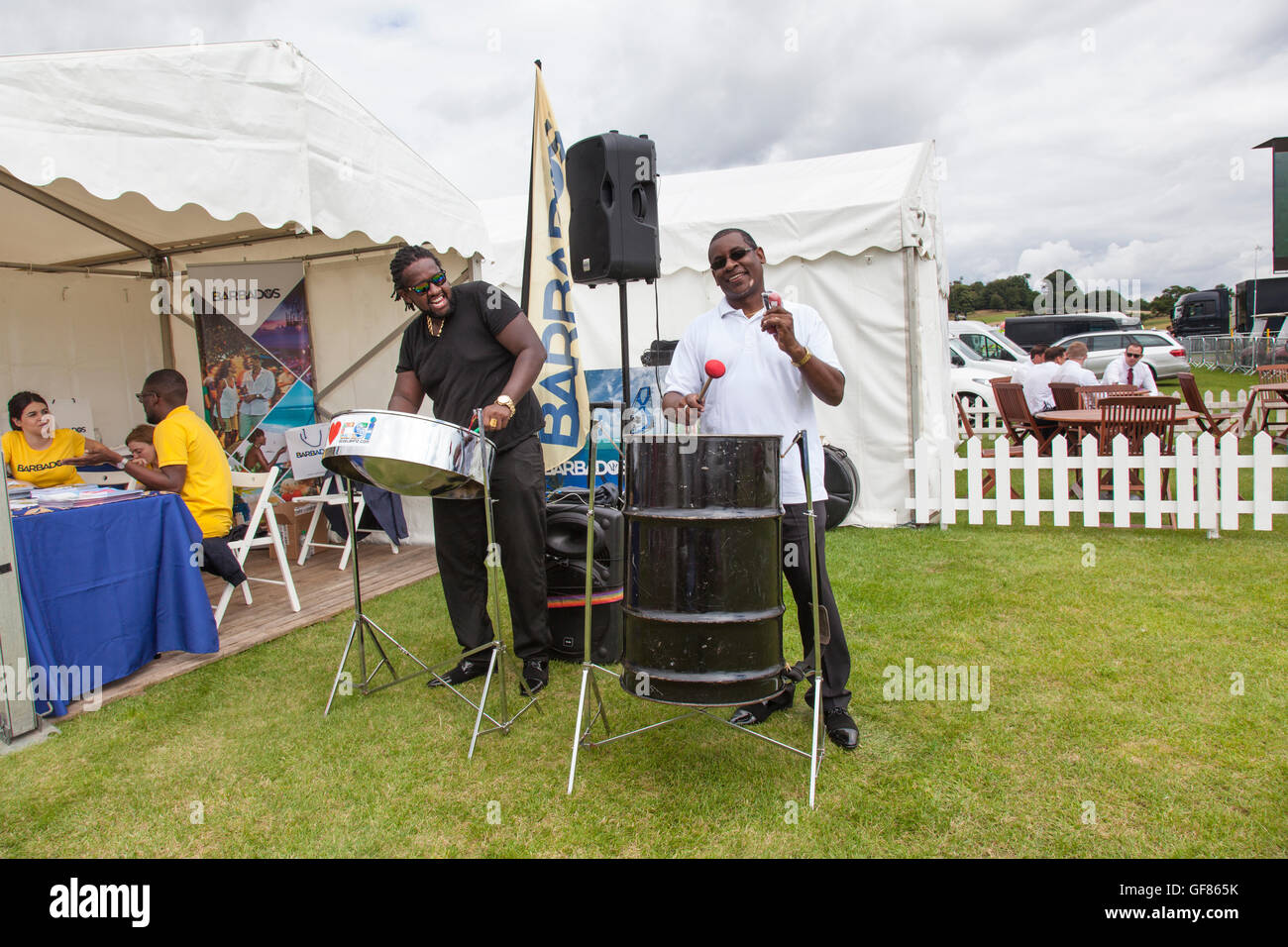 Deux percussionnistes jouant des fûts en acier dans le cadre de la Barbade sont au JAEGER LE COULTRE Gold Cup Finale à Cowdray Park. Banque D'Images