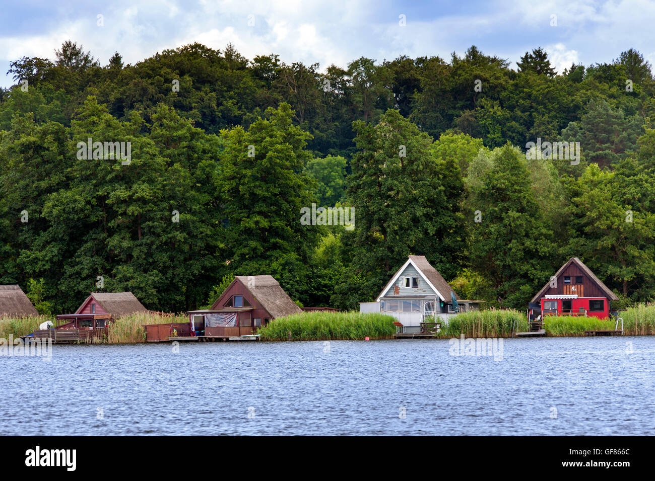 Les hangars à bateaux le long du lac Krakow / Krakower Voir à Krakow am See, district de Rostock dans le Mecklembourg-Poméranie-Occidentale, Allemagne Banque D'Images