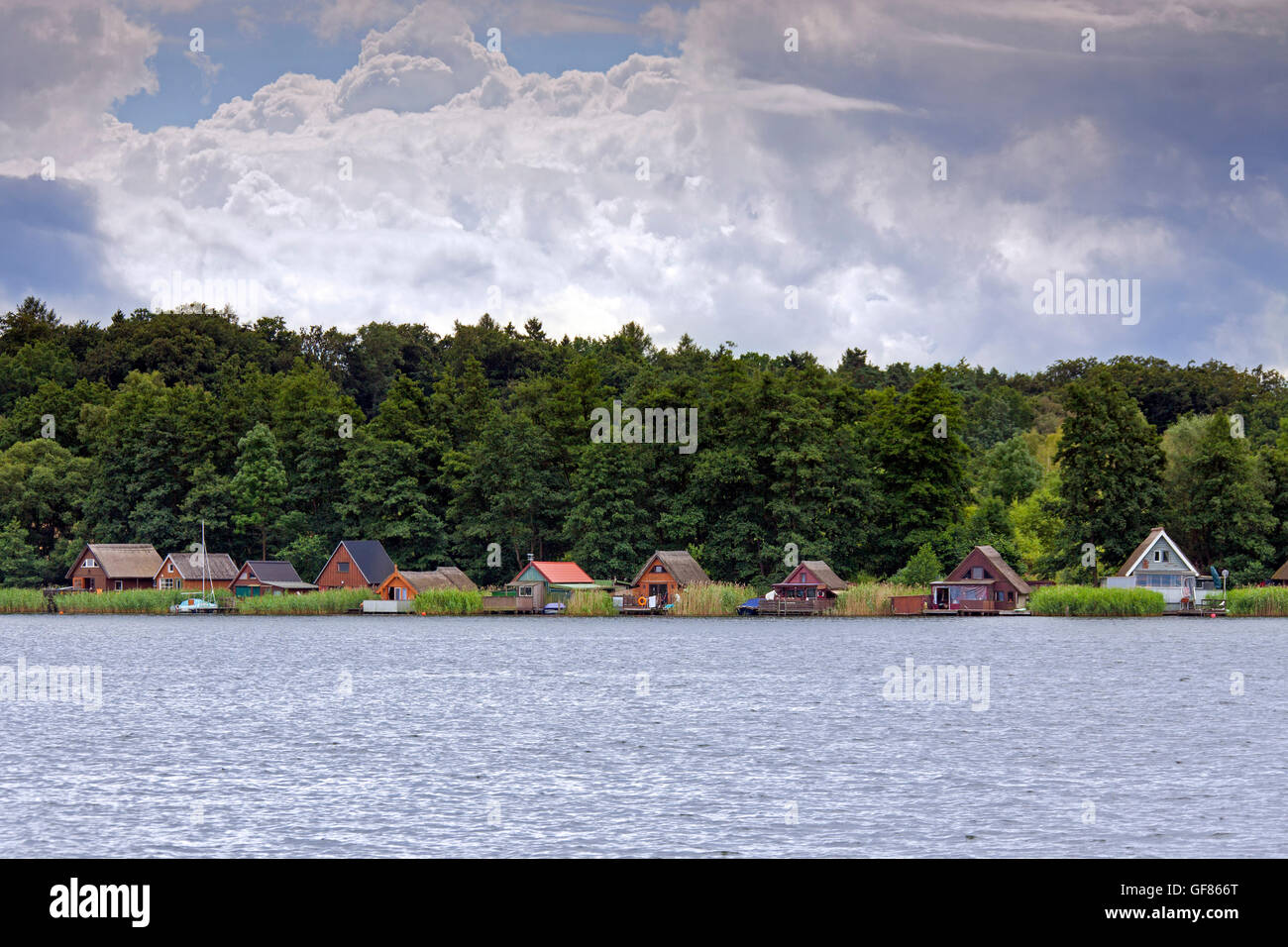 Les hangars à bateaux le long du lac Krakow / Krakower Voir à Krakow am See, district de Rostock dans le Mecklembourg-Poméranie-Occidentale, Allemagne Banque D'Images