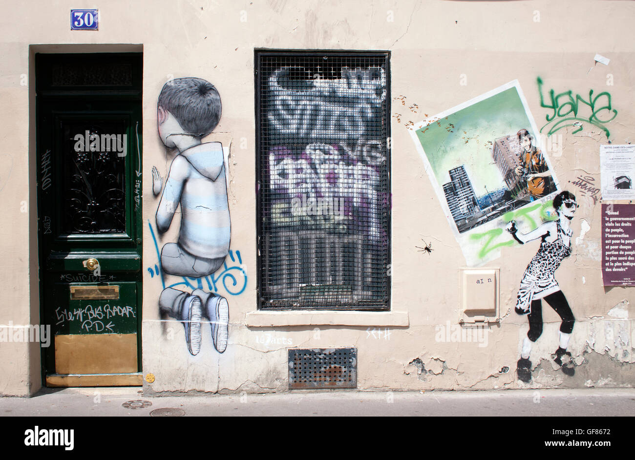 Des graffitis colorés illuminent un mur à Paris, en France, mettant en valeur la créativité urbaine et la culture de rue dynamique de la ville. Banque D'Images