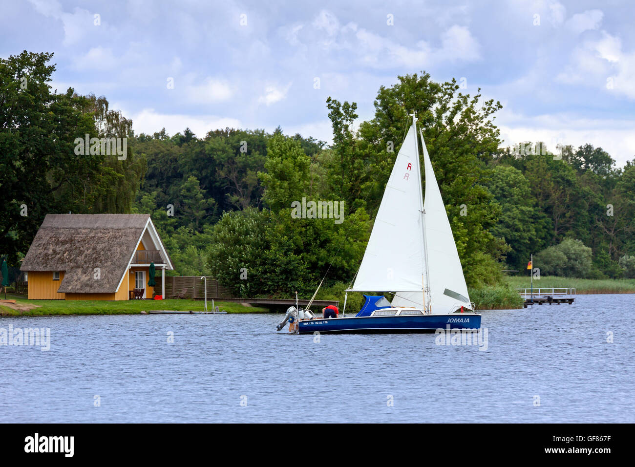 Bateau à voile et bateaux le long du lac Krakow / Krakower Voir à Krakow am See, Rostock, Allemagne District Banque D'Images