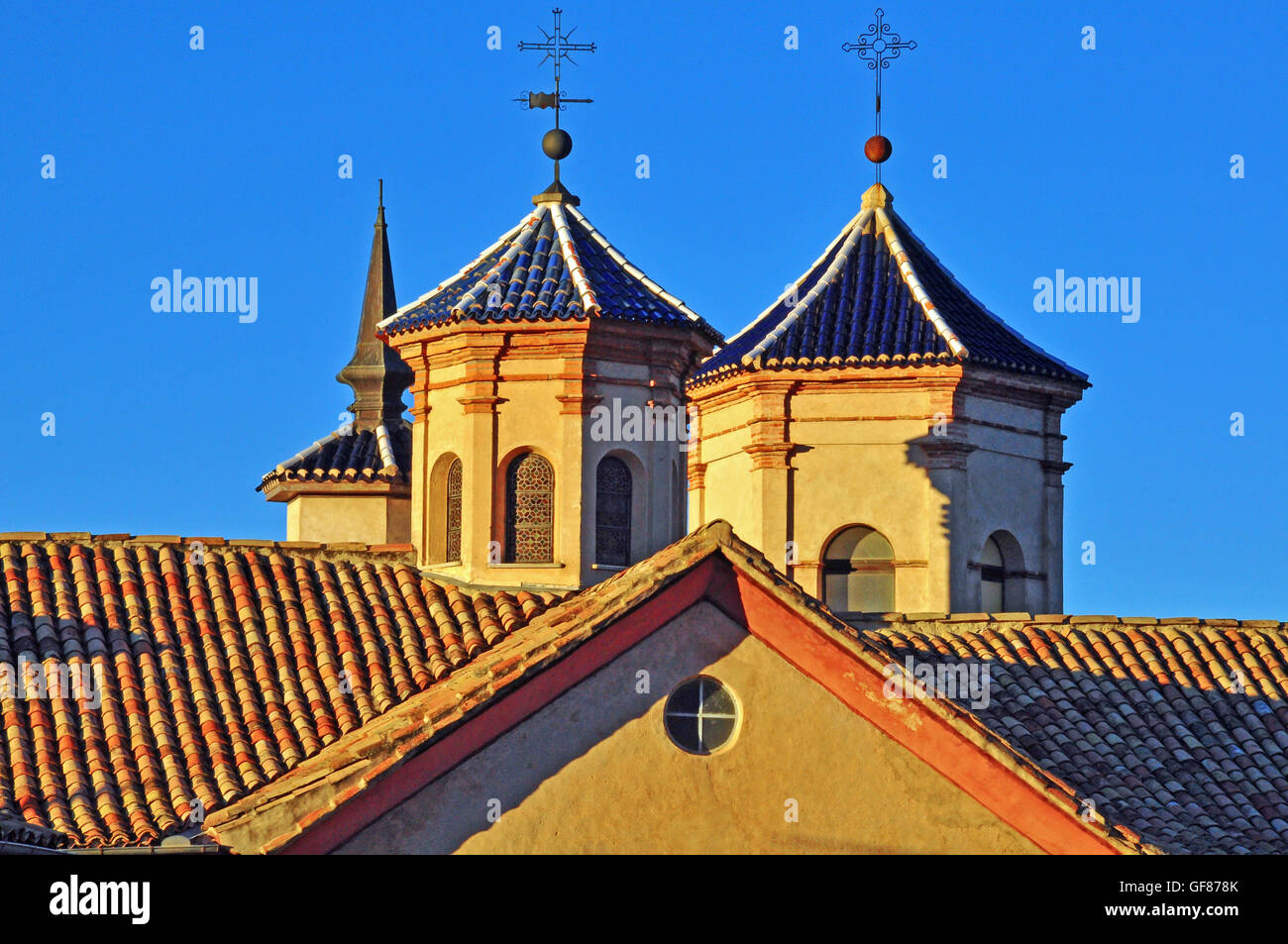 Tours dans le style architectural de style mudéjar, Cuenca, Espagne Banque D'Images