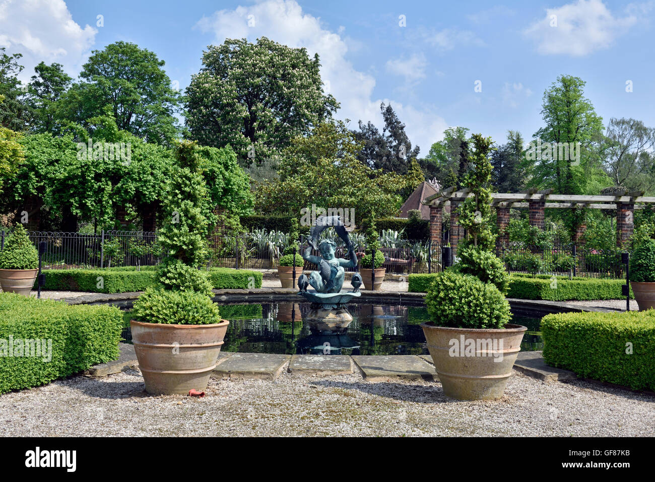 Ornimental étang avec statue et fort topiary, Golders Hill Park, Golders Green, London Borough of Camden England Angleterre UK Banque D'Images