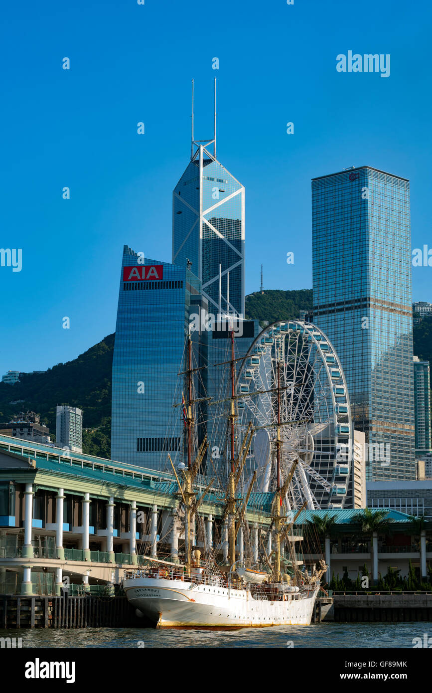 Navire norvégien Sørlandet amarré par la nouvelle roue d'observation au centre de district, le port de Victoria, Hong Kong, Chine. Banque D'Images