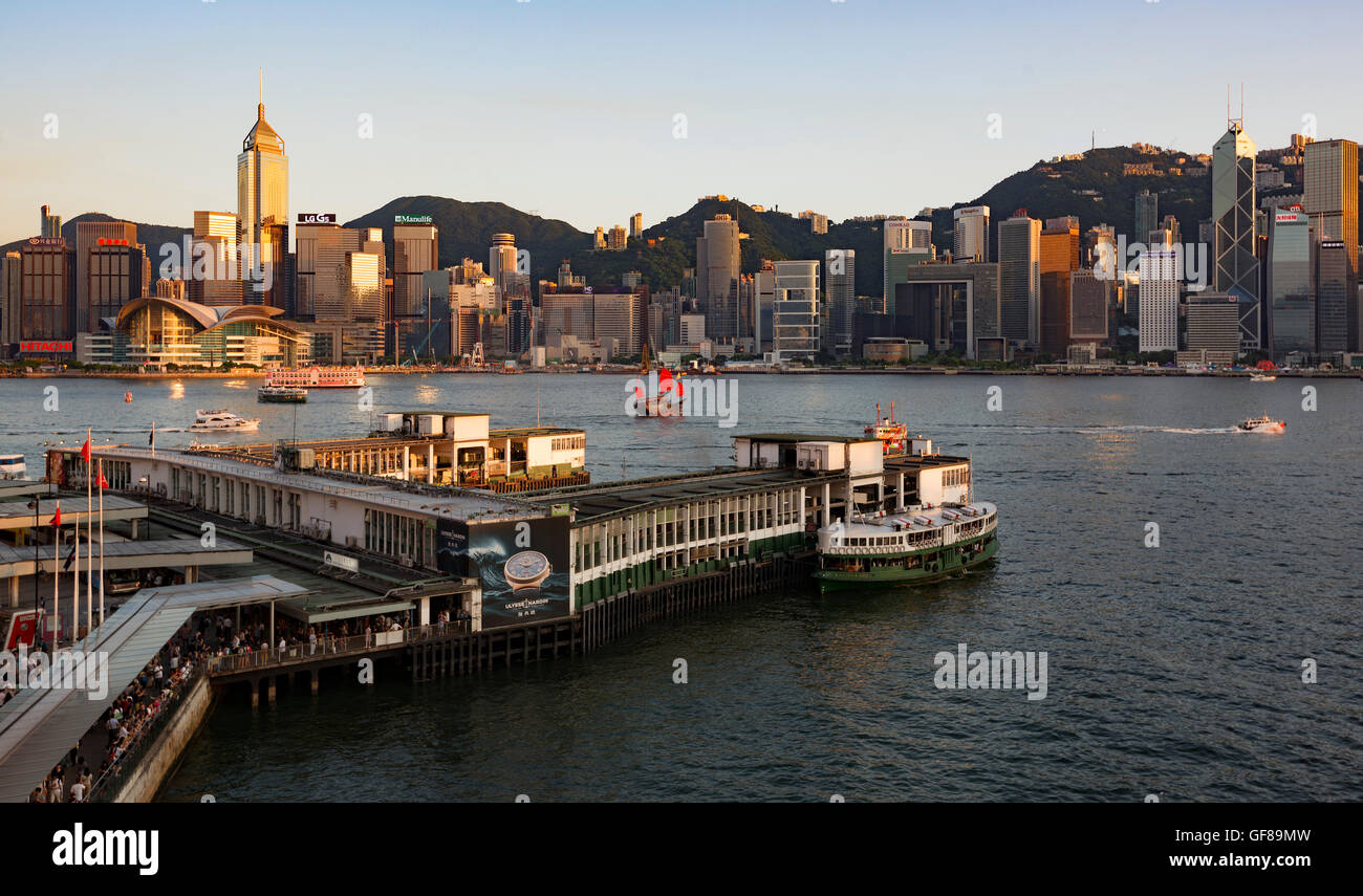 Le Star Ferry Terminal, et du centre ville, quartier du port Victoria, Hong Kong, Chine. Banque D'Images