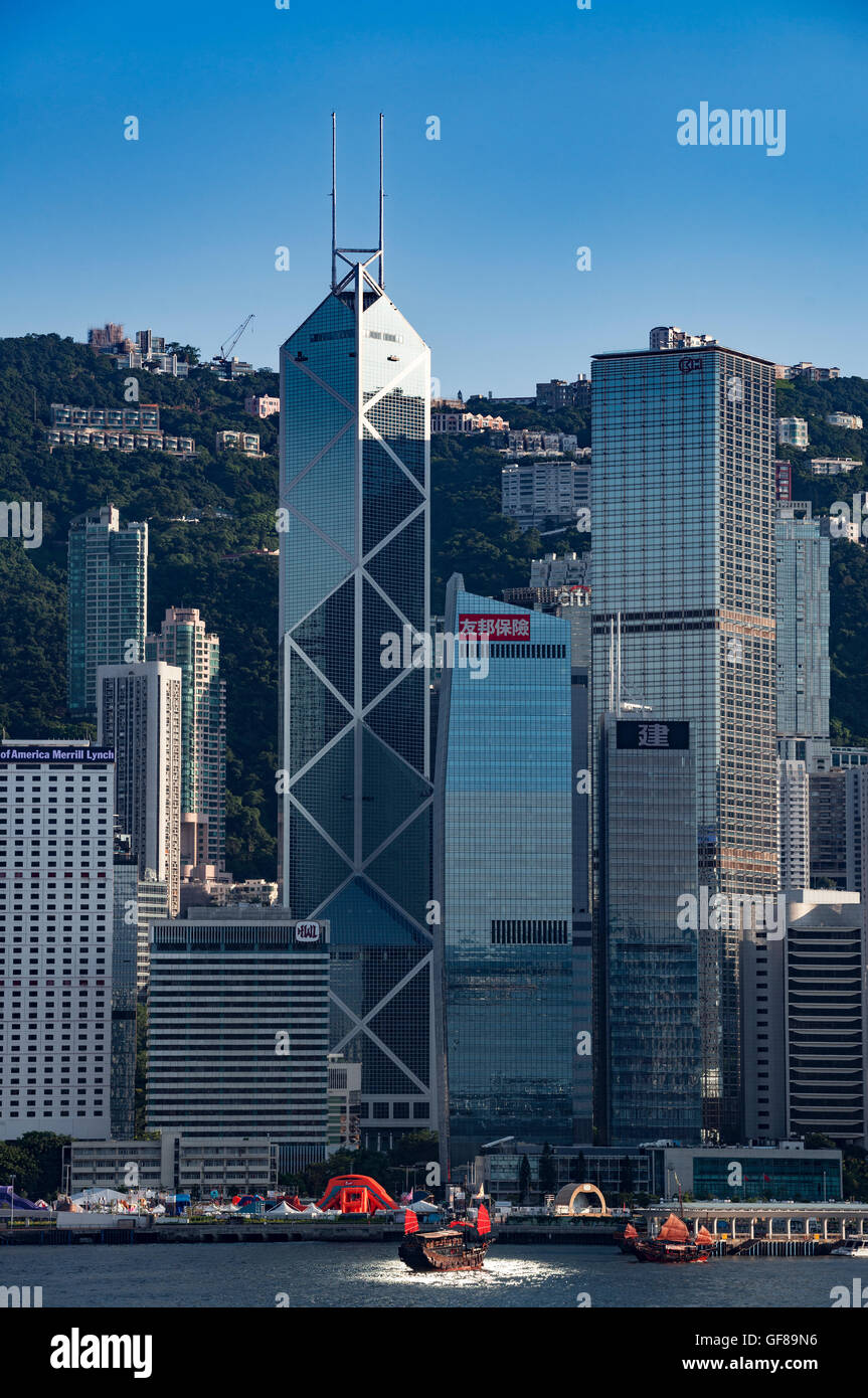 Jonque Chinoise traditionnelle et du centre ville du district de Victoria Harbour, Hong Kong, Chine. Banque D'Images