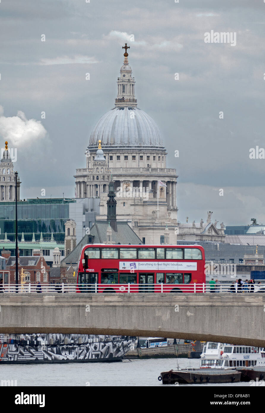 Waterloo Bridge, la Cathédrale St Paul et un bus de Londres, Londres, Angleterre. Banque D'Images