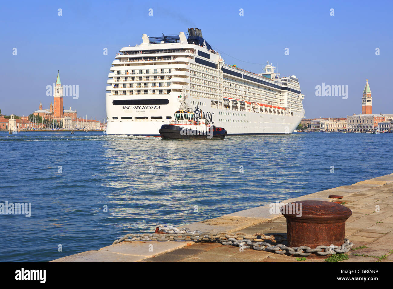 Le MSC Orchestra bateau de croisière naviguant le long de l'île de San Giorgio Maggiore (à gauche) et le palais des Doges (droite) à Venise, Italie Banque D'Images