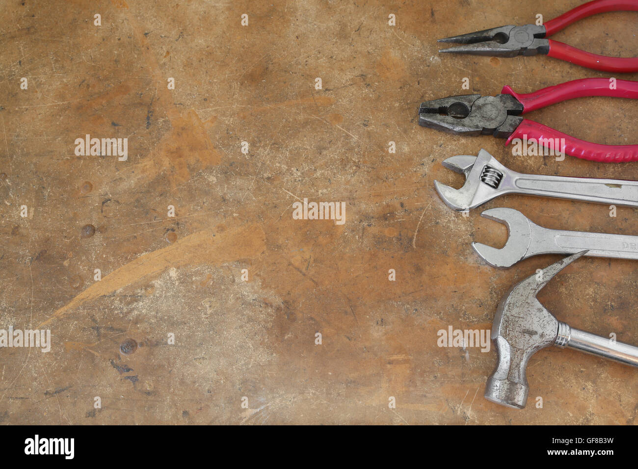 Différents outils sur plan de travail en bois rustique, copy space background Banque D'Images