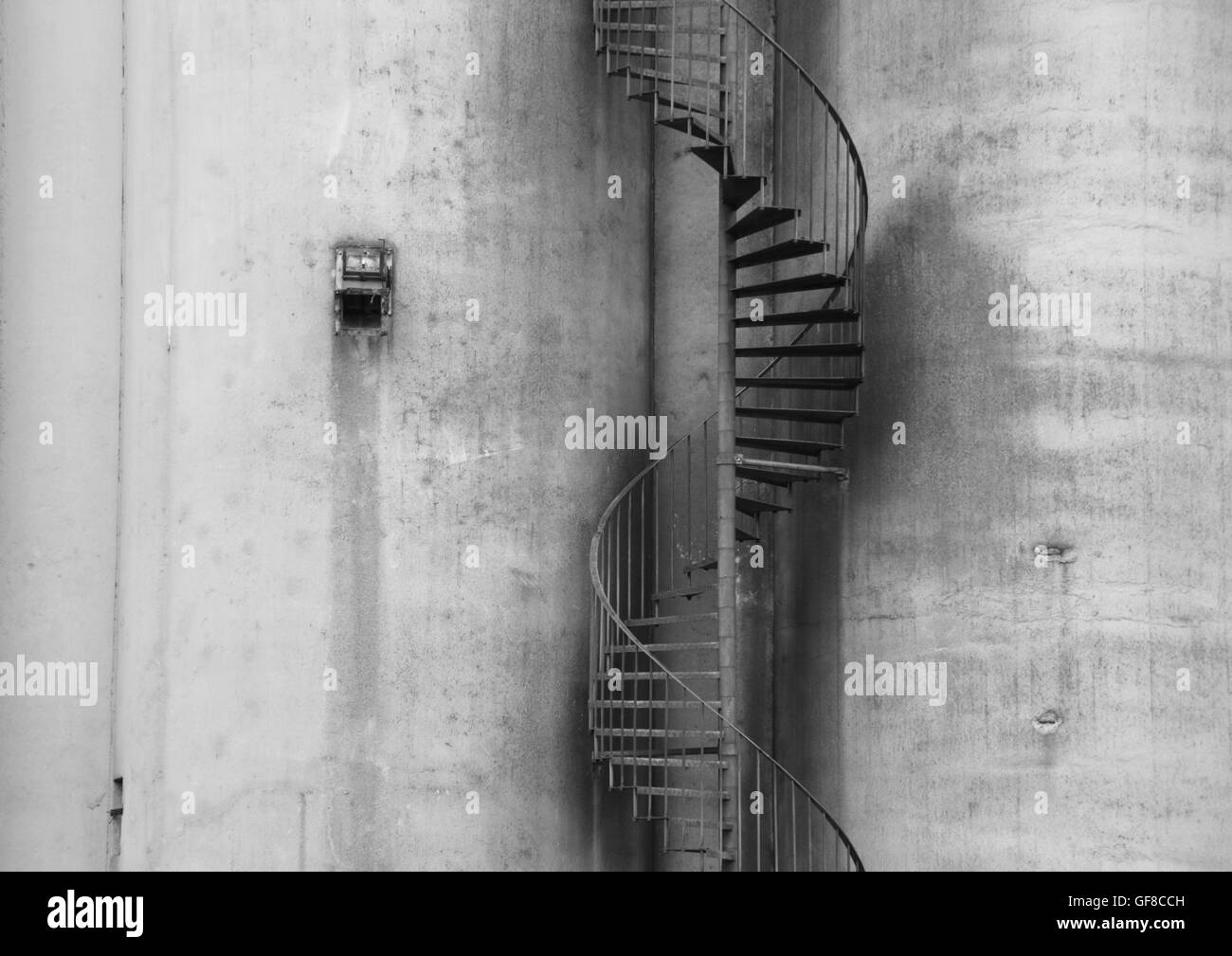 Résumé de l'escalier métallique extérieur Gros plan sur mur gris en béton Banque D'Images