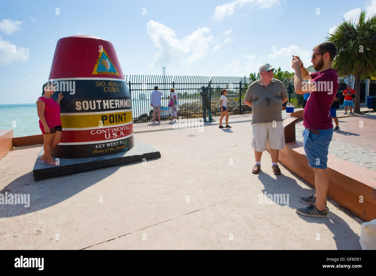 KEY WEST, Floride, USA - Mai 02, 2016 : les touristes font des images à l'extrême sud de la France dans la région de Key West en Floride Banque D'Images
