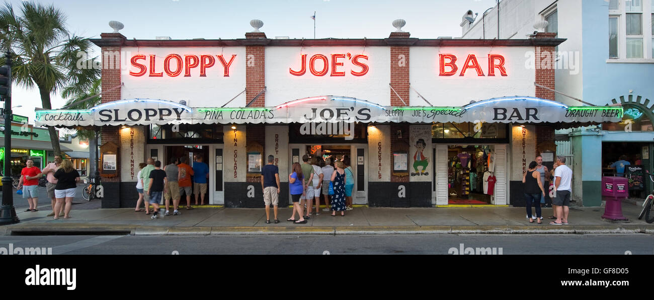 KEY WEST, Floride, USA - Mai 02, 2016 : Sloppy Joe's Bar dans le crépuscule à Duval Street dans le centre de Key West Banque D'Images