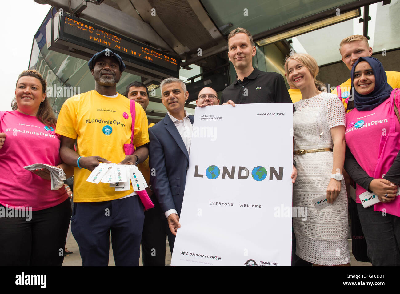 Le maire de Londres Sadiq Khan dévoile une nouvelle affiche de l'artiste David Shrigley (à droite) à la station de métro Southwark qui fait partie d'une campagne pour dire aux visiteurs que Londres est ouverte aux affaires comme d'habitude après un référendum du mois dernier. Banque D'Images