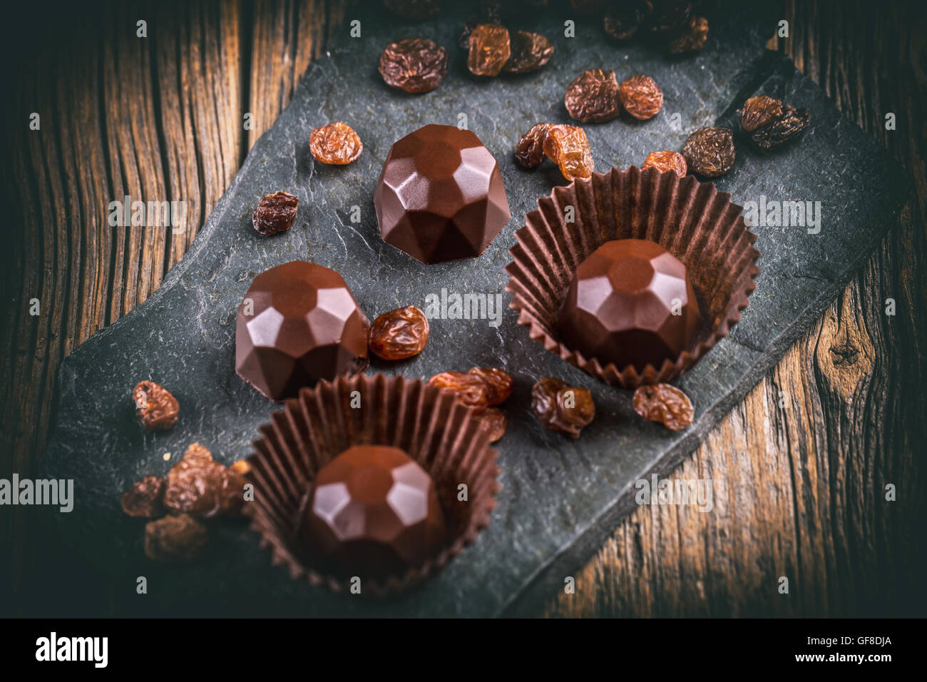 Bonbons de chocolat noir sur l'ardoise Banque D'Images