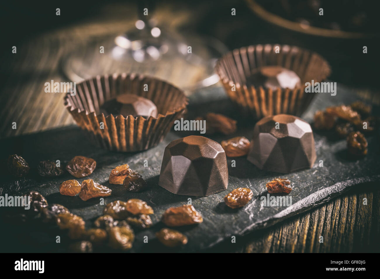 Bonbons de chocolat raisin noir avec sur l'ardoise Banque D'Images