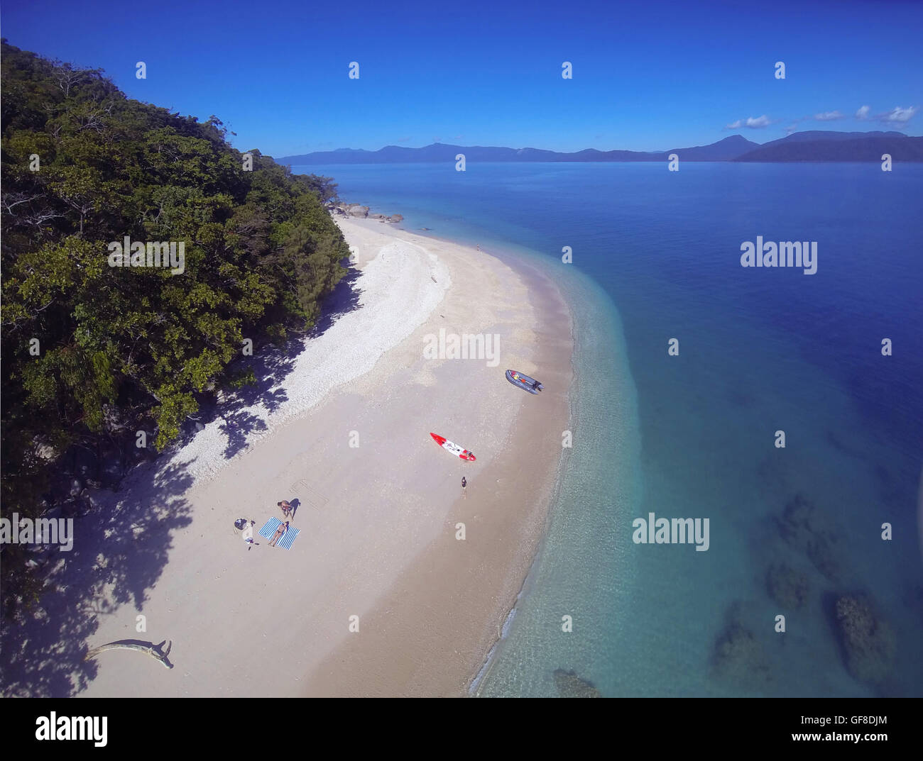 Nudey Beach, deux sur l'île de Fitzroy, Great Barrier Reef Marine Park, avec la partie continentale de la côte du Queensland, à l'arrière-plan Banque D'Images