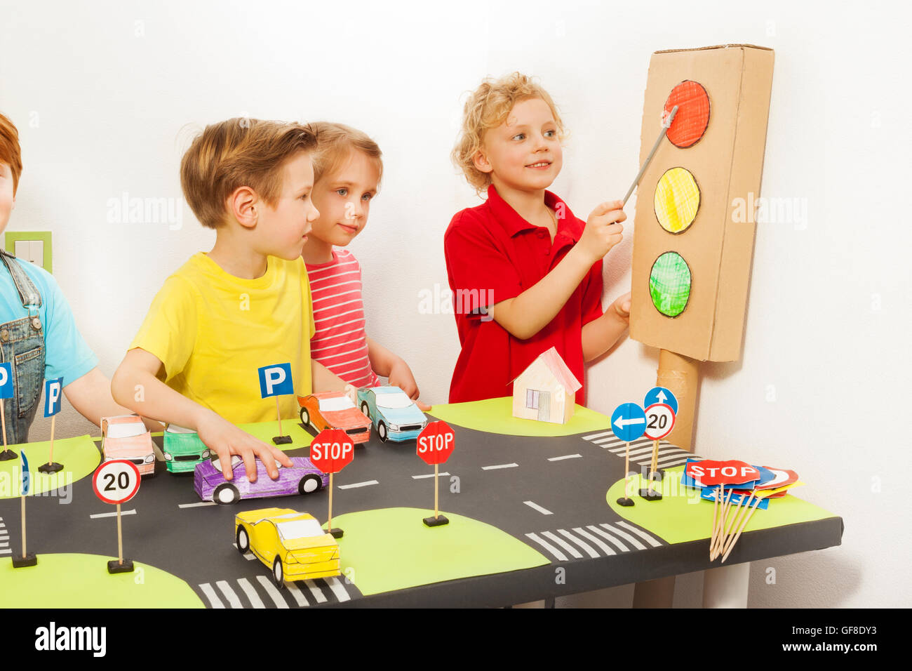 Amis jouant les conducteurs de classe de sécurité routière Banque D'Images