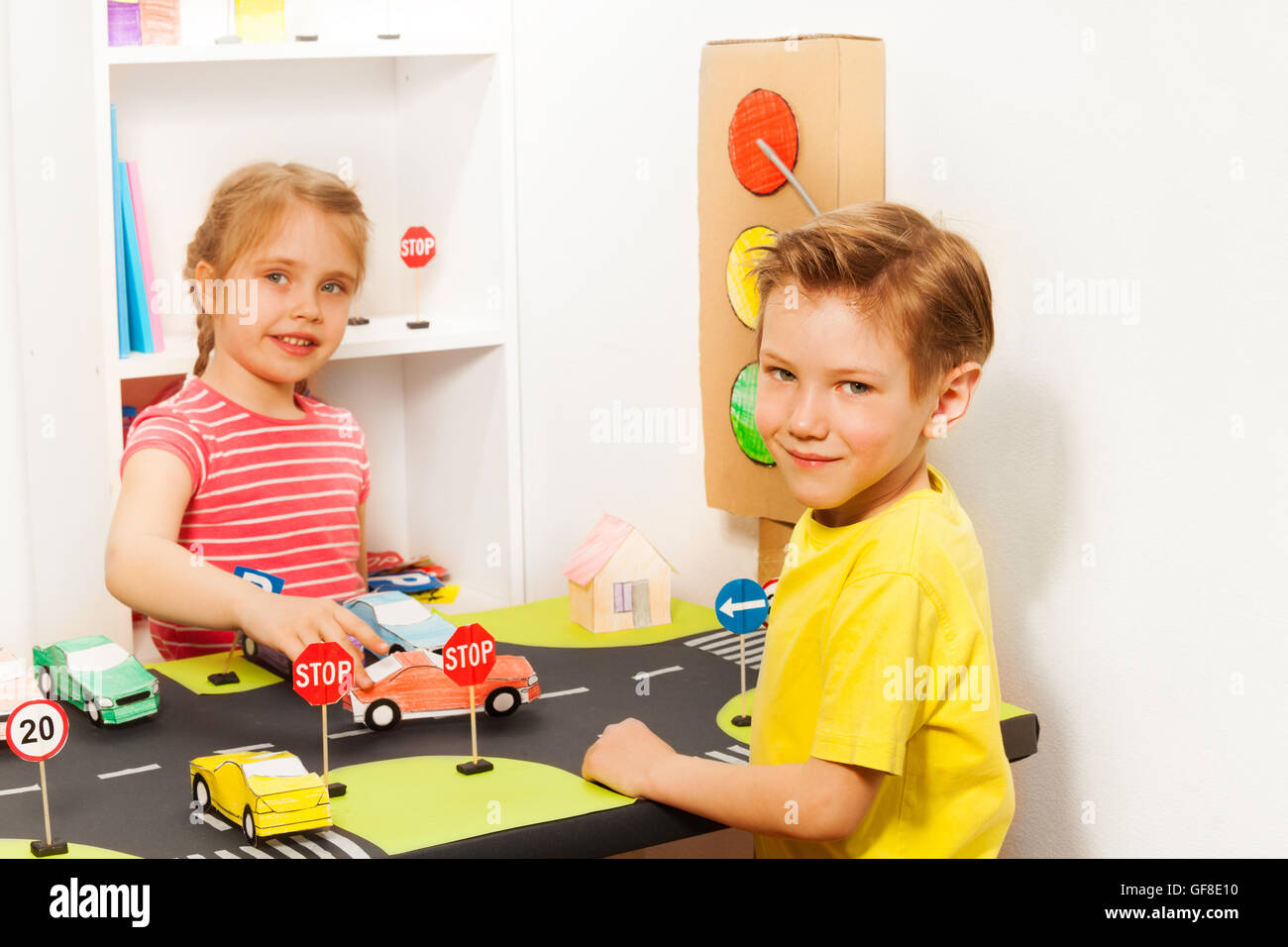 Garçon et fille d'âge préscolaire à l'enseignement de la sécurité routière Banque D'Images