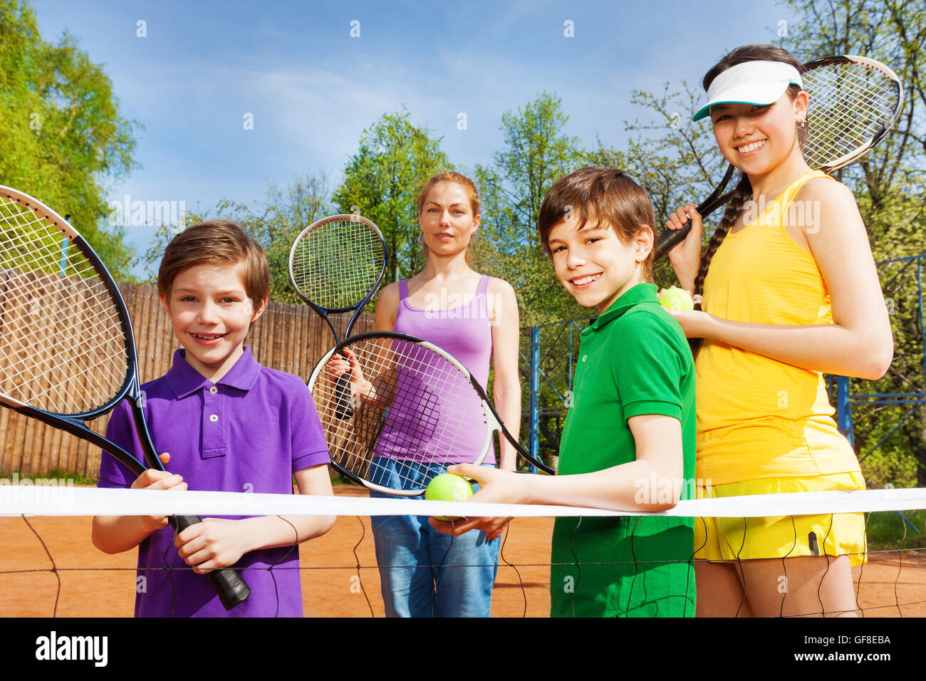 Heureux avec la famille sportive vetements tennis Photo Stock Alamy