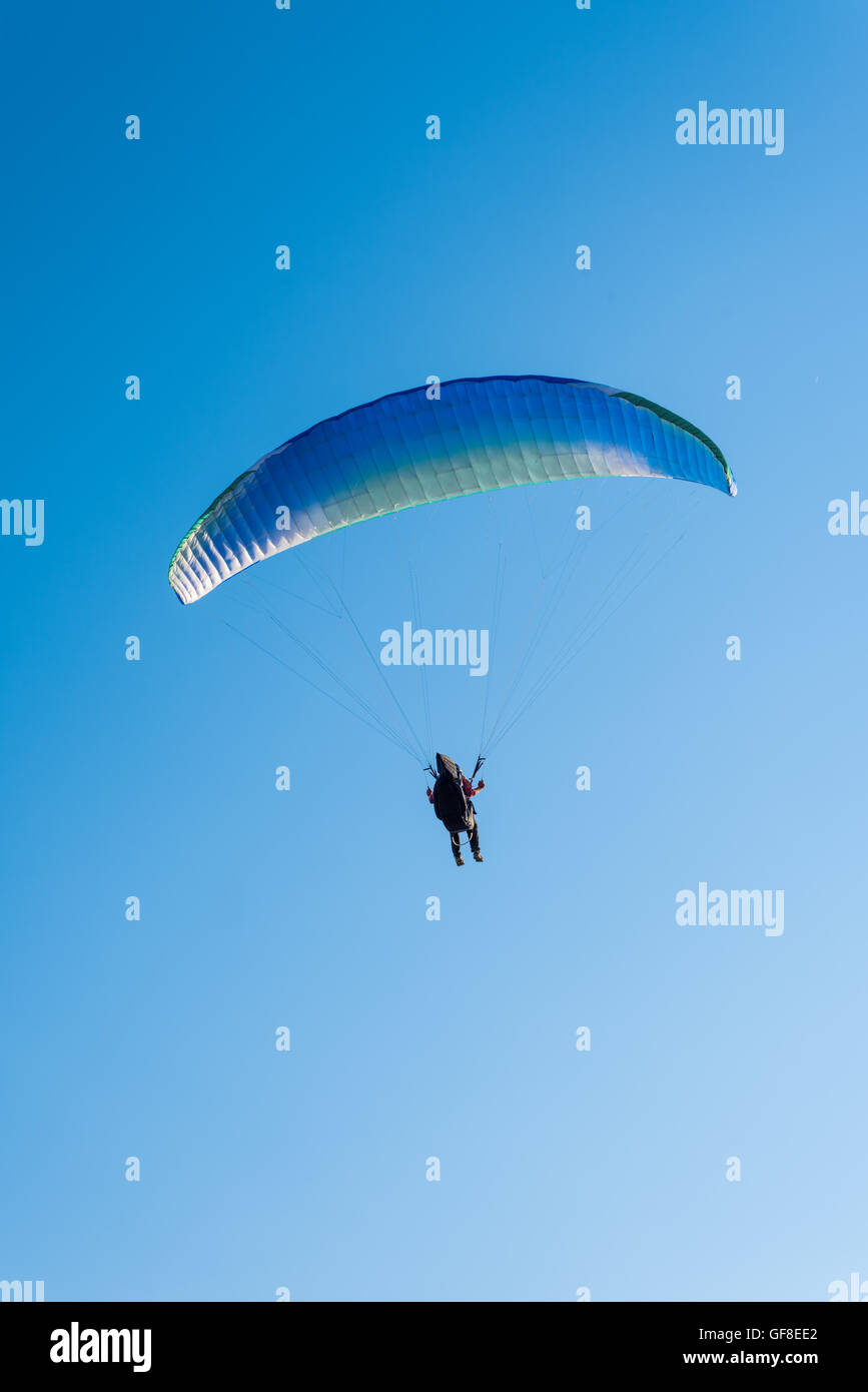 Parachute dans le ciel Banque D'Images