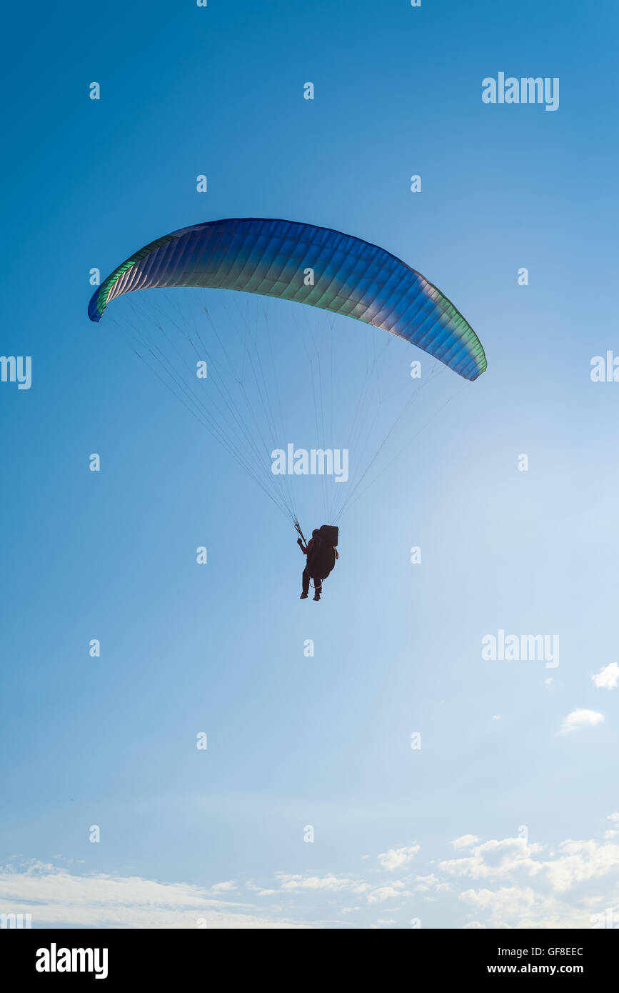 Parachute dans le ciel Banque D'Images