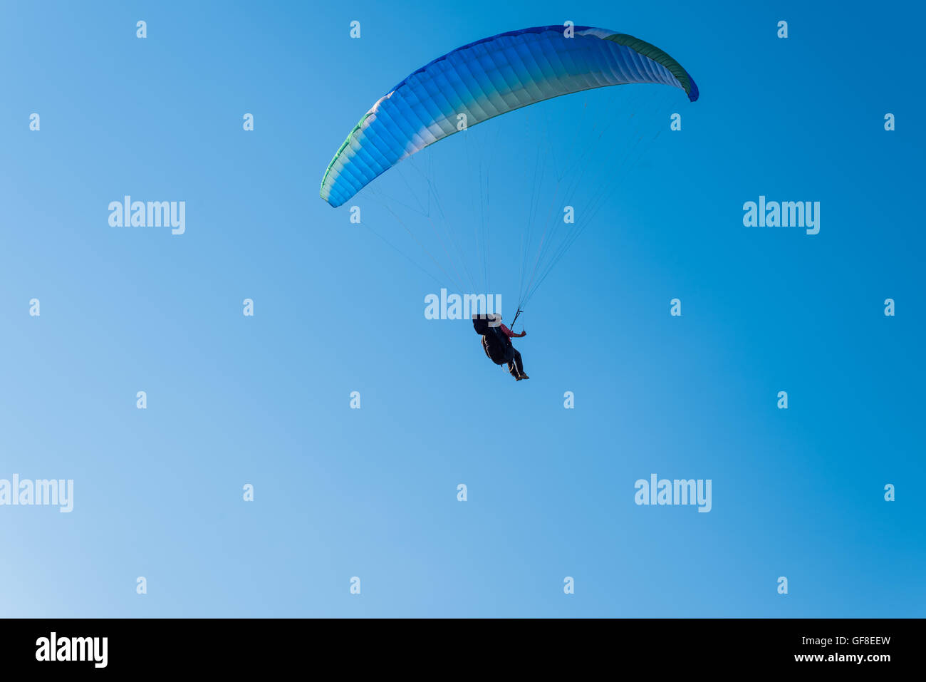 Parachute dans le ciel Banque D'Images