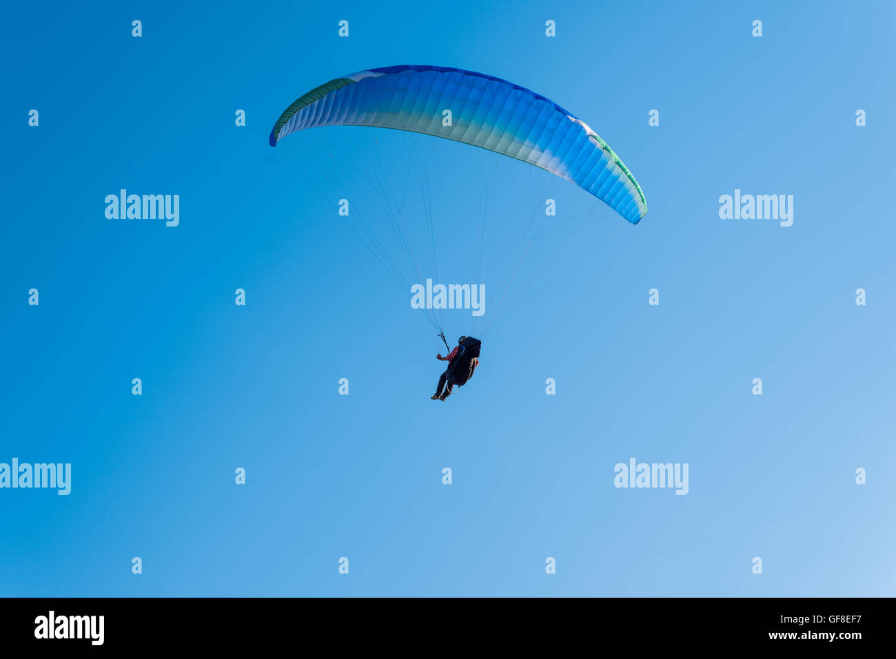 Parachute dans le ciel Banque D'Images