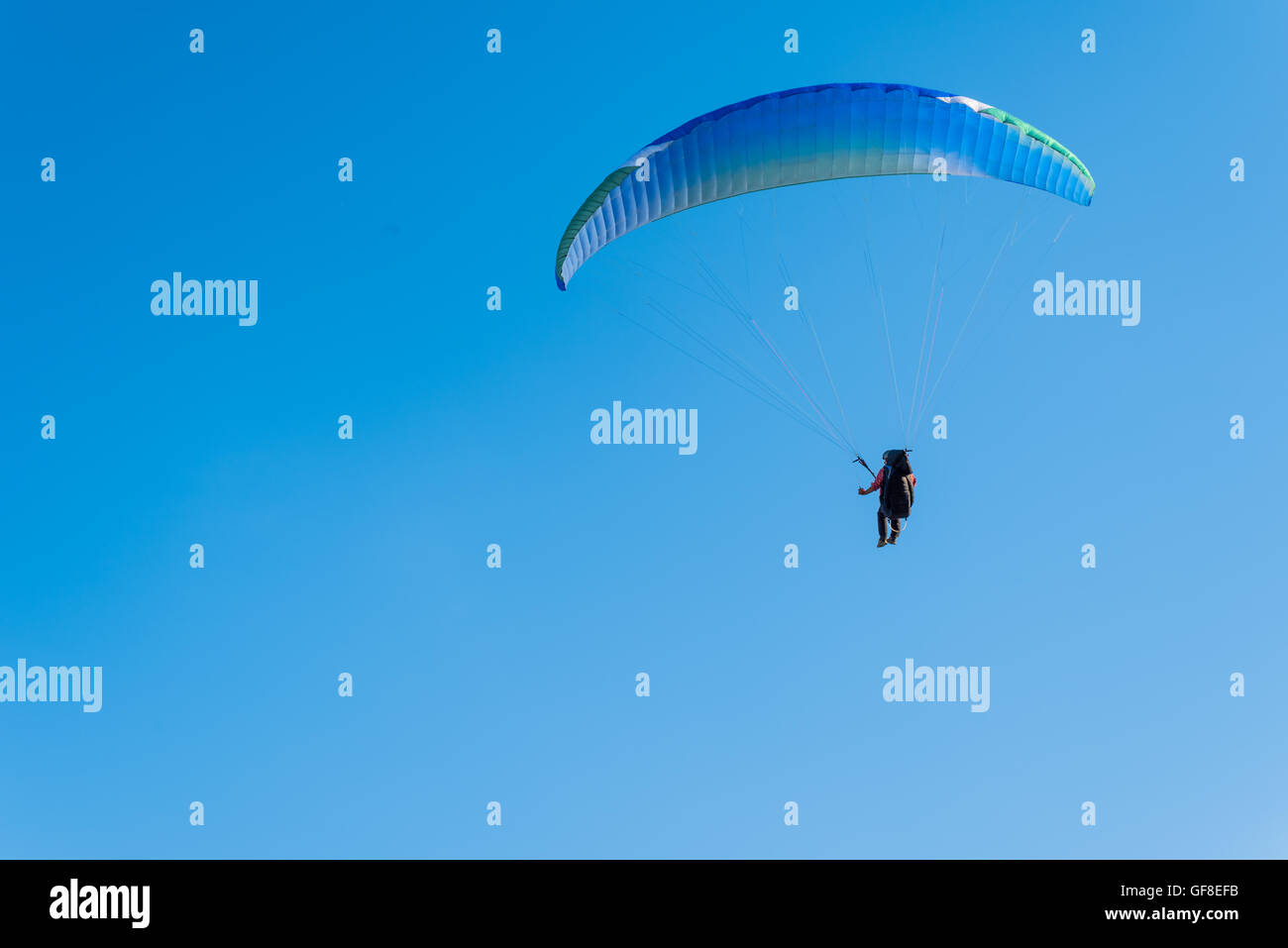 Parachute dans le ciel Banque D'Images