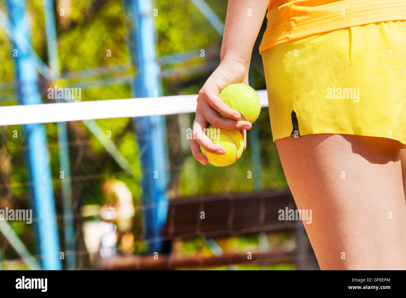 Photo de la main du joueur de tennis, la tenue de deux balles Banque D'Images