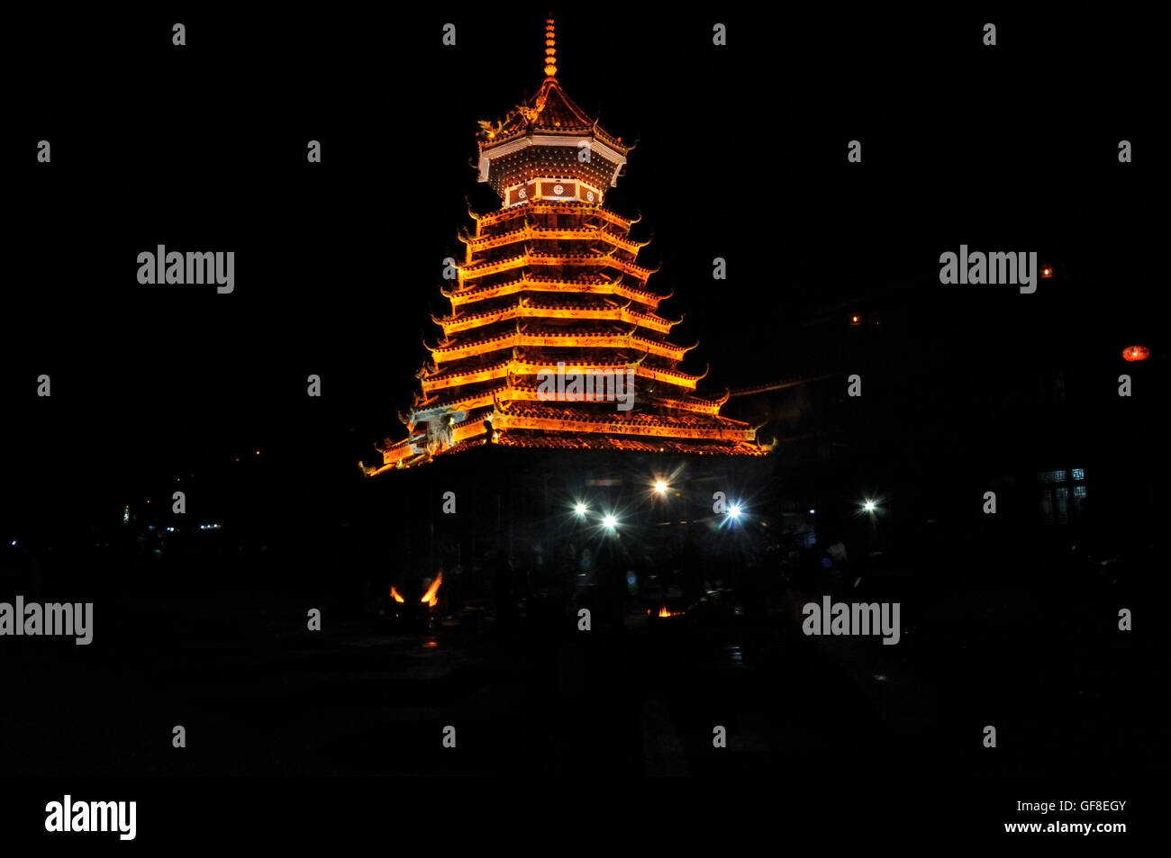 Tour du tambour dans la nuit dans Zhaoxing, Guizhou, Chine Banque D'Images