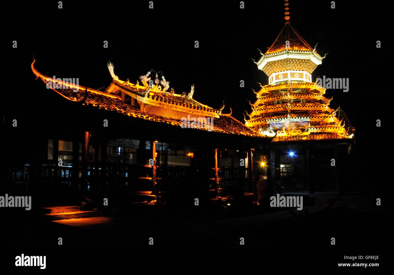 Tour du tambour et la pluie Bridge at Night, Zhaoxing, Guizhou, Chine Banque D'Images