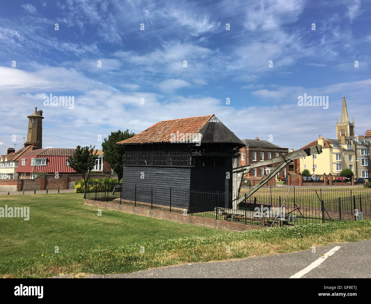 Harwich Essex Grue Roue de la bande de roulement et le phare de St Nicholas Church view Banque D'Images