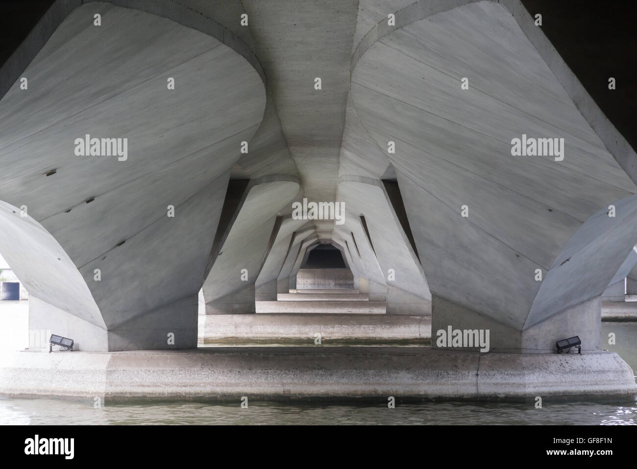 Les piliers sous le pont de l'Esplanade à Singapour Banque D'Images