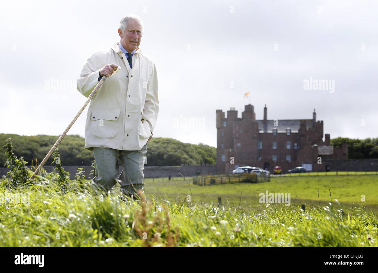 Le Prince de Galles, connu sous le nom de duc de Rothesay tandis qu'en Ecosse, promenades sur la plage près de Castle Mey, à surveiller le personnel de Nouvelle Vague Foods, une entreprise basée à Wick, la récolte des algues comestibles de la plage. Banque D'Images