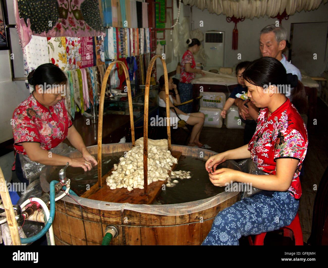 Les femmes travaillant dans une usine de soie de Ciqikou Ancient Town, une portion préservée de vieux Chongqing, Chine. Banque D'Images