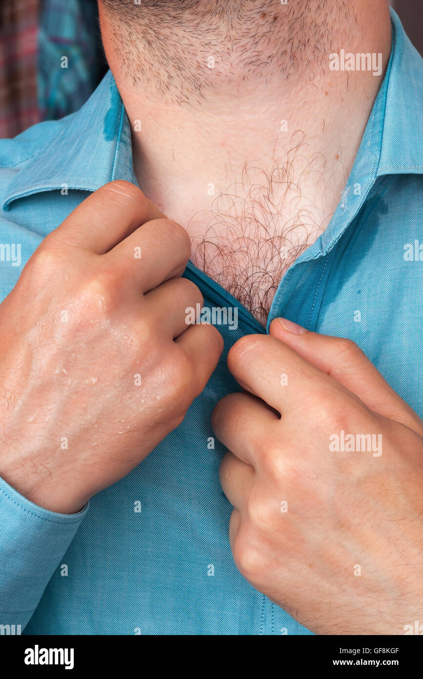 La transpiration des aisselles et une tache humide sur sa chemise à cause  de la chaleur Photo Stock - Alamy