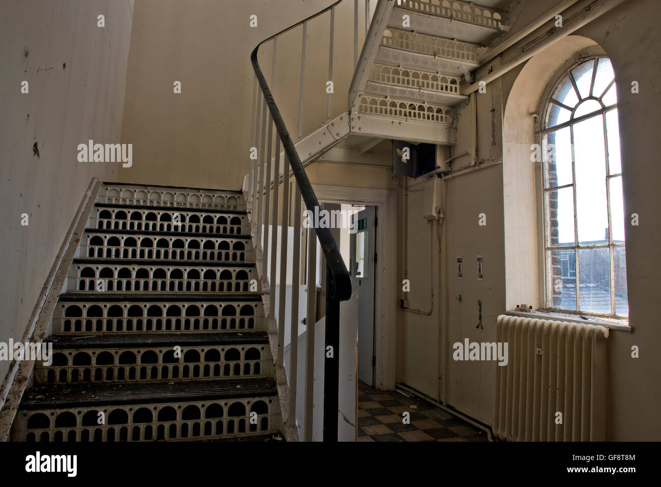 L'image de l'intérieur montrant une partie de l'Hôpital St Clements fermé dans l'East End londonien avant le réaménagement. Banque D'Images