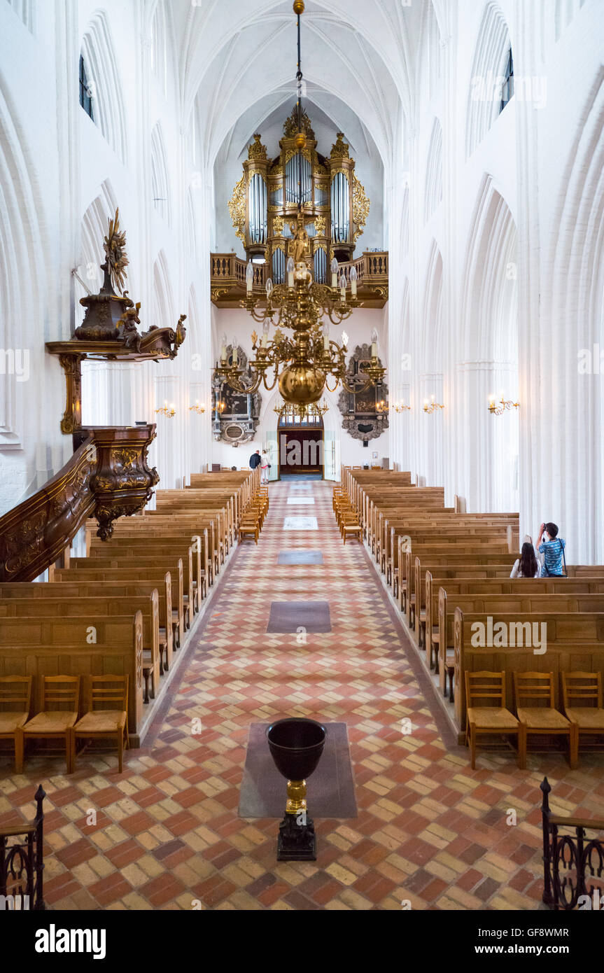 Odense, Danemark - Juillet 21, 2015 : La nef de la cathédrale Saint-knud gothique avec l'ancien orgue Banque D'Images