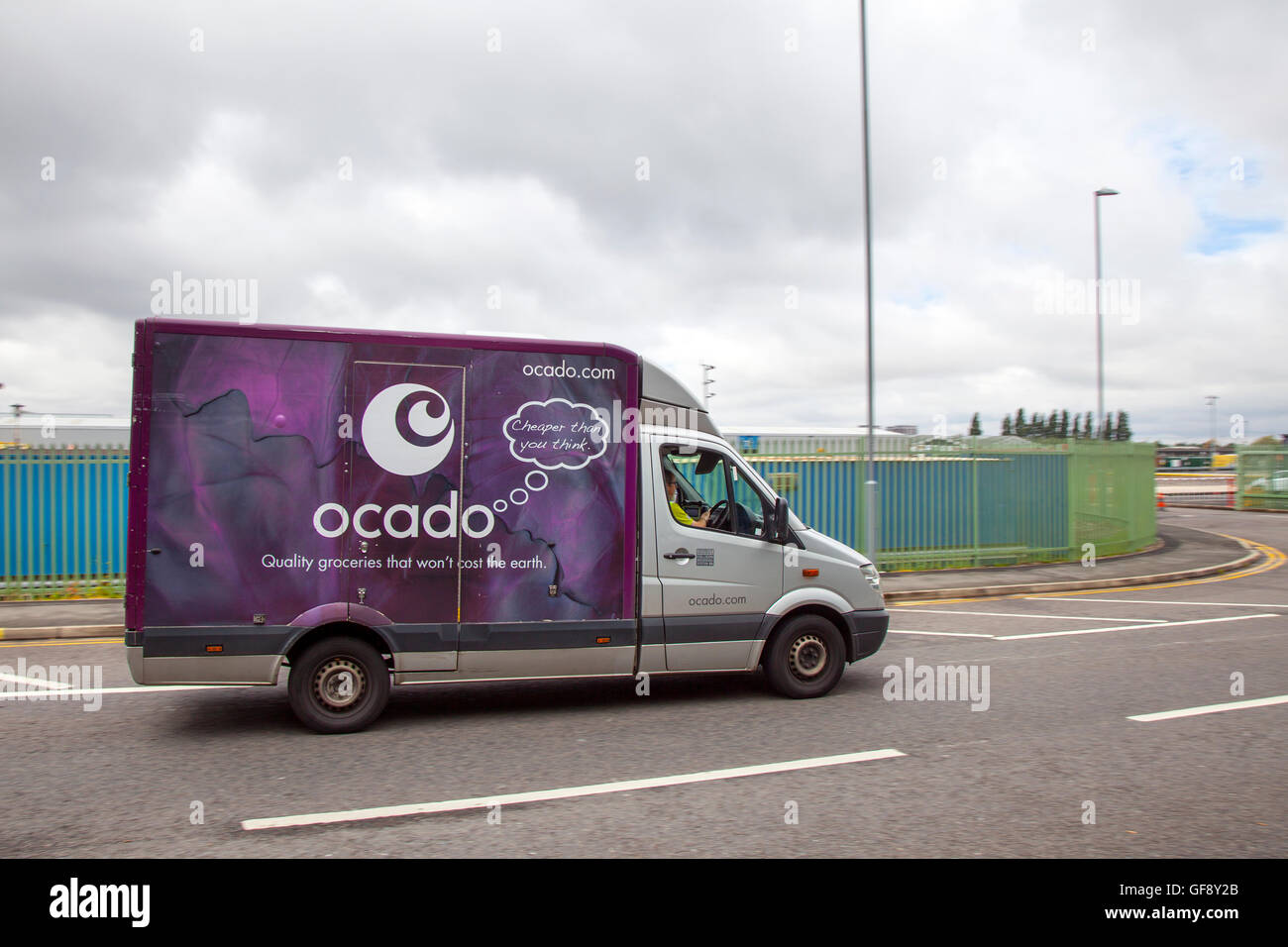 Ocado pourpre Cabbage Van Livery & Morrisons supermarché service de livraison d'épicerie véhicules de magasin d'alimentation; livraison en ligne de parc, livraisons, épicerie et articles essentiels à la maison à Liverpool, Merseyside, Royaume-Uni Banque D'Images