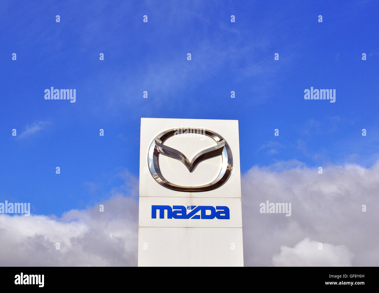 Moscou, Russie - le 10 octobre 2015 : Logotype de Mazda corporation le 10 octobre 2015. Mazda est le raccord spécifique fabriquant automobile japonais Banque D'Images