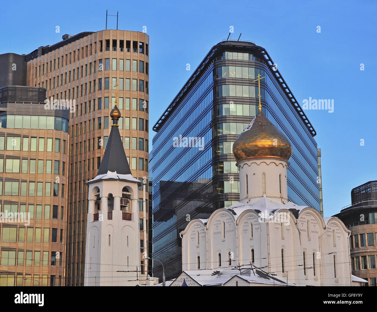 Vieille église et les édifices à bureaux, Moscou Banque D'Images