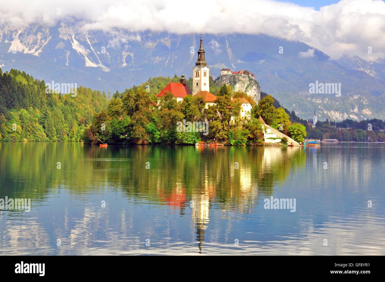 Chapelle sur le lac de Bled en Slovénie, l'été Banque D'Images