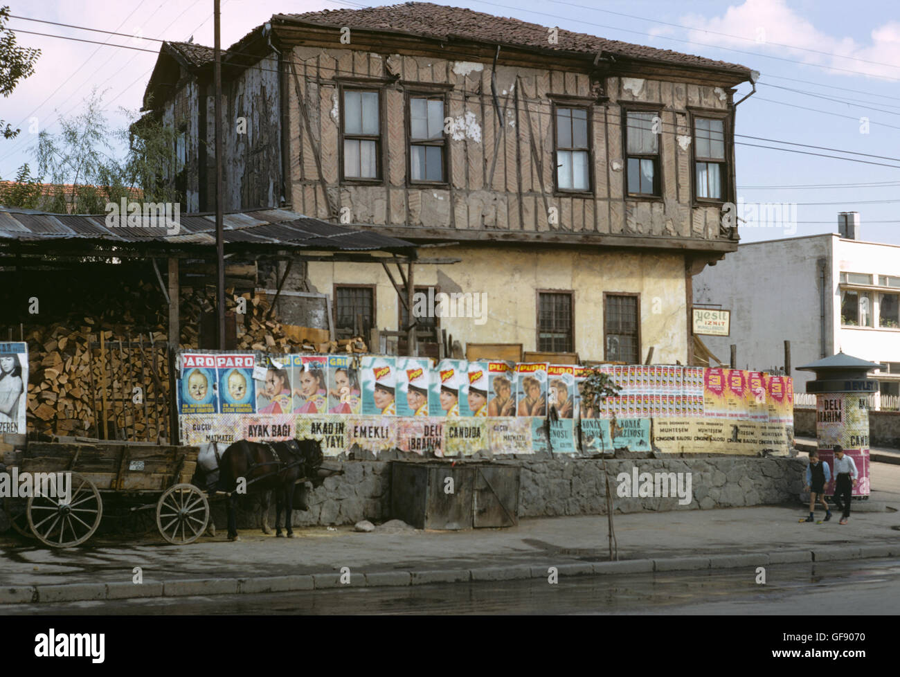 Maison de style ottoman vieux mur avec des affiches, Ulus Ankara Turquie 671008 012 Banque D'Images