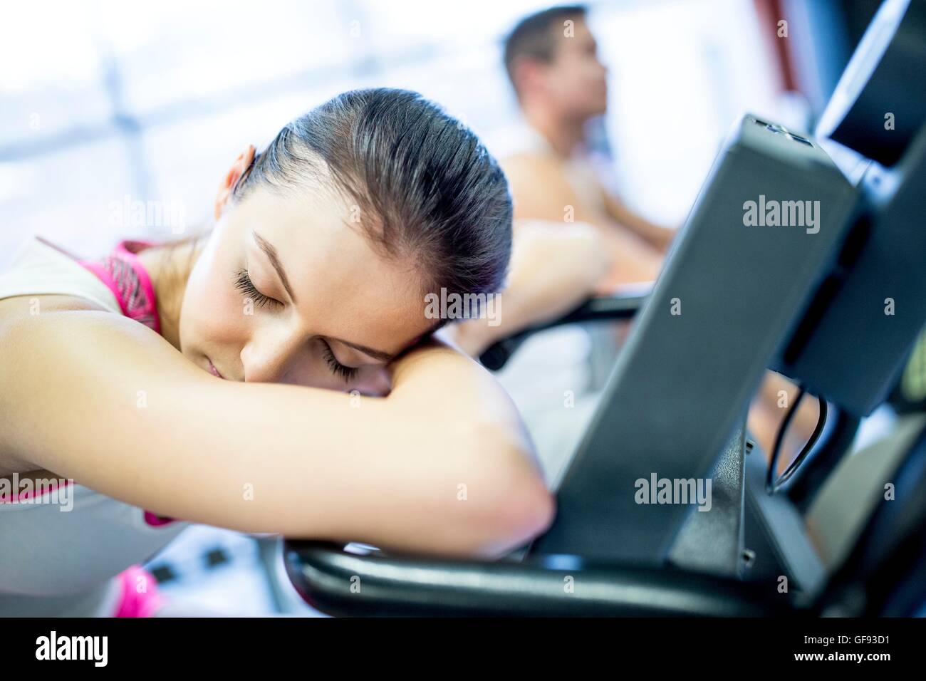 Parution de la propriété. Parution du modèle. Close-up of young woman on exercise machine avec les yeux fermés dans une salle de sport. Banque D'Images