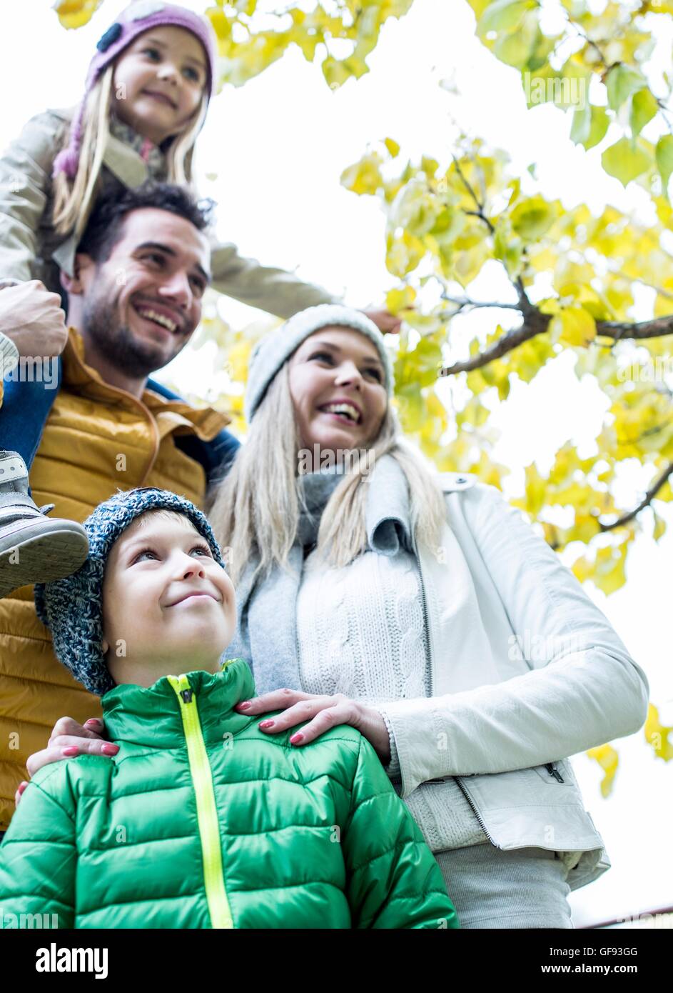 Parution du modèle. Ensemble dans la famille park smiling together, cabane en arrière-plan. Banque D'Images