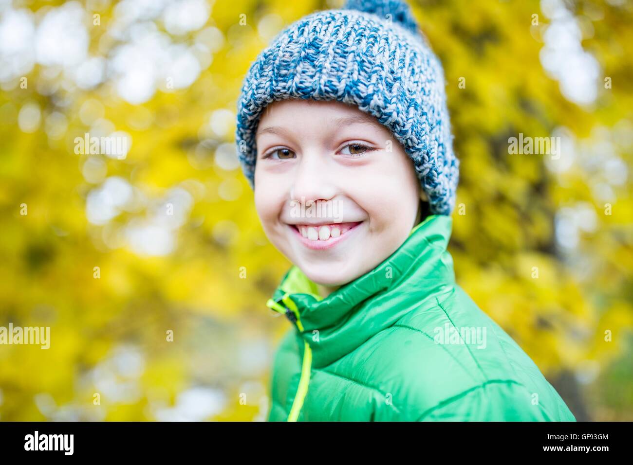Parution du modèle. Boy wearing woolly hat and smiling, close-up, portrait. Banque D'Images