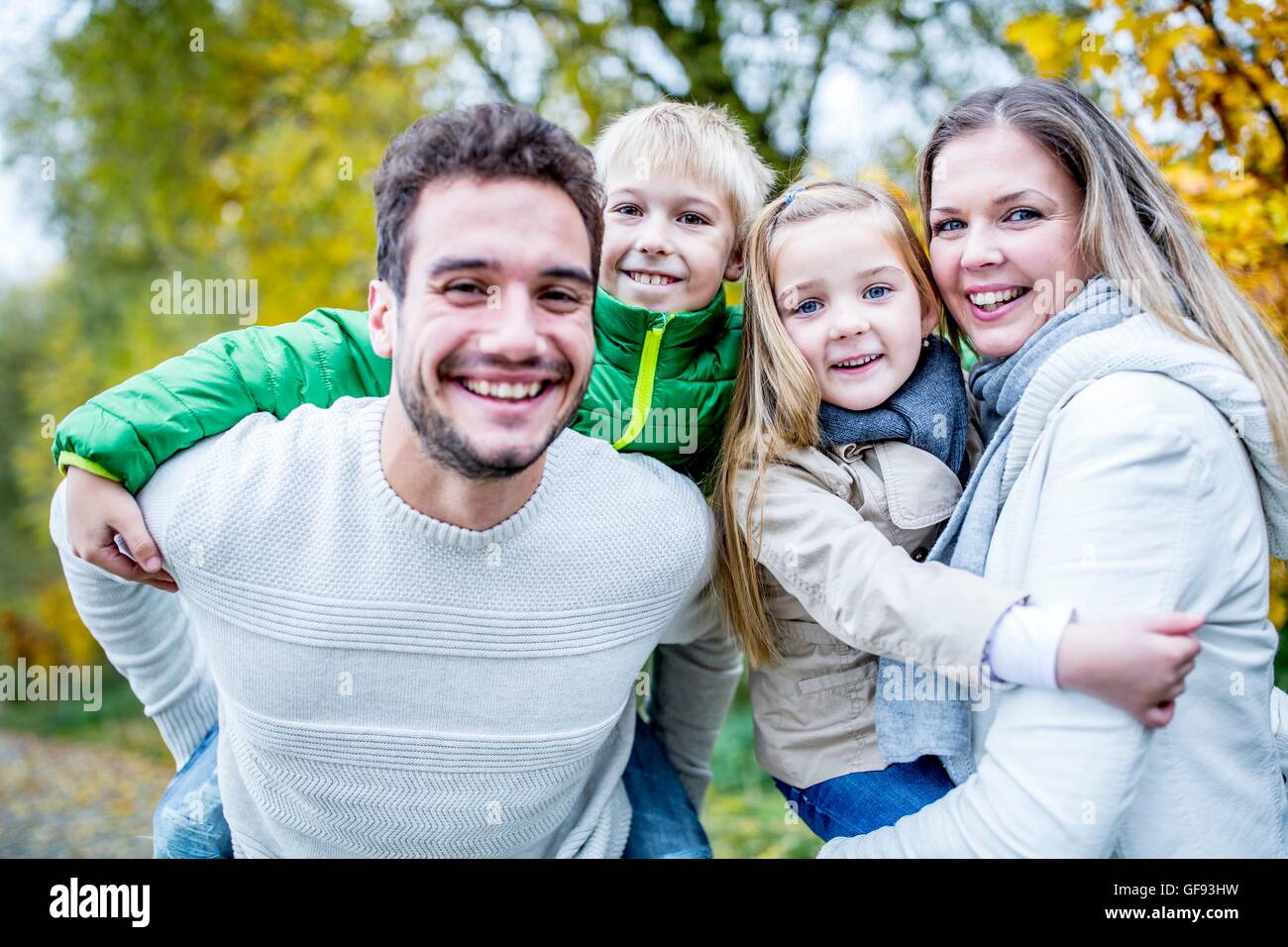 Parution du modèle. Les parents avec leurs enfants à l'automne, portrait, sourire. Banque D'Images
