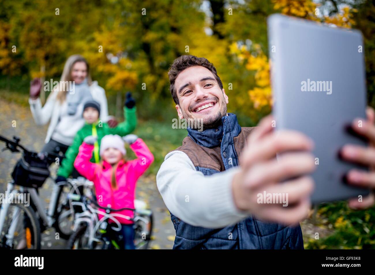 Parution du modèle. Smiling man taking photo de famille. Banque D'Images